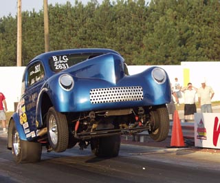 Alan Pope drove Mike Coger's wheelstanding Plymouth to the B/Gas title. Fantasy Photos