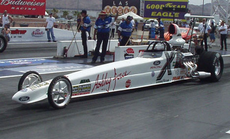 Ashley Force made her competition debut this weekend. Flyin' Phil Foto