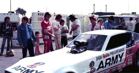Pat Foster, Bob Brandt, and Don Prudhomme confer about the Army Arrow. Photo by Robbie Robertson