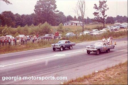 Mr. Norm's Grand Spaulding Dodge takes on Hubert Platt at Phenix City. Photo by Jerry Battle