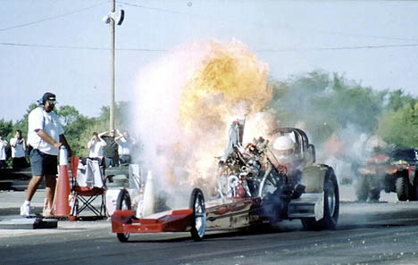 Mark Worden GRENADES the injected nitro motor in his nostalgia A/Fueler. Photo by Rick Kurtz