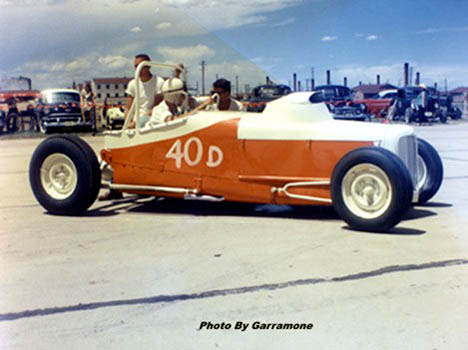 This is a REAL old dragster, still showing signs of early Indy car influence. Photo by Pete Garramone