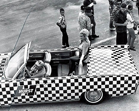 Mr. Checkers and lovely Linda capture the fans' attention in Hawaii 1966. Photo thanks to Darr Hawthorne